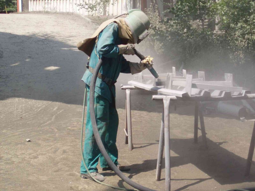 Tryskání konstrukcí abrazivním materiálem